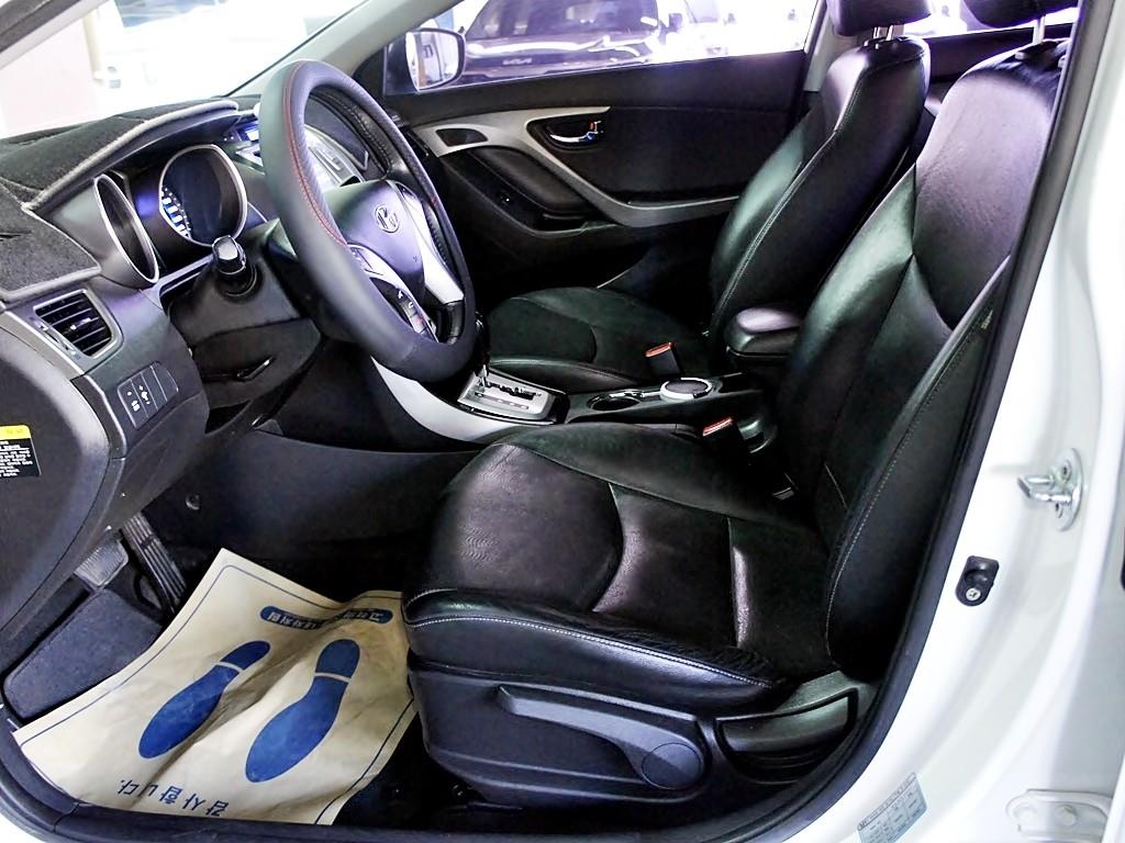 HYUNDAI Avante - Vista 9