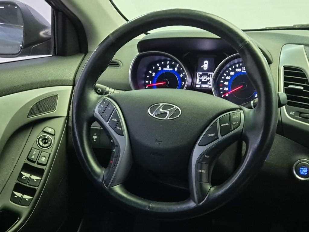 HYUNDAI Avante - Vista 9