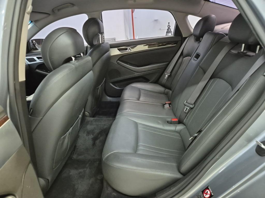 HYUNDAI Genesis - Vista 12