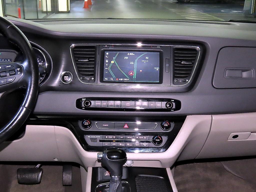 KIA Carnival - Vista 11