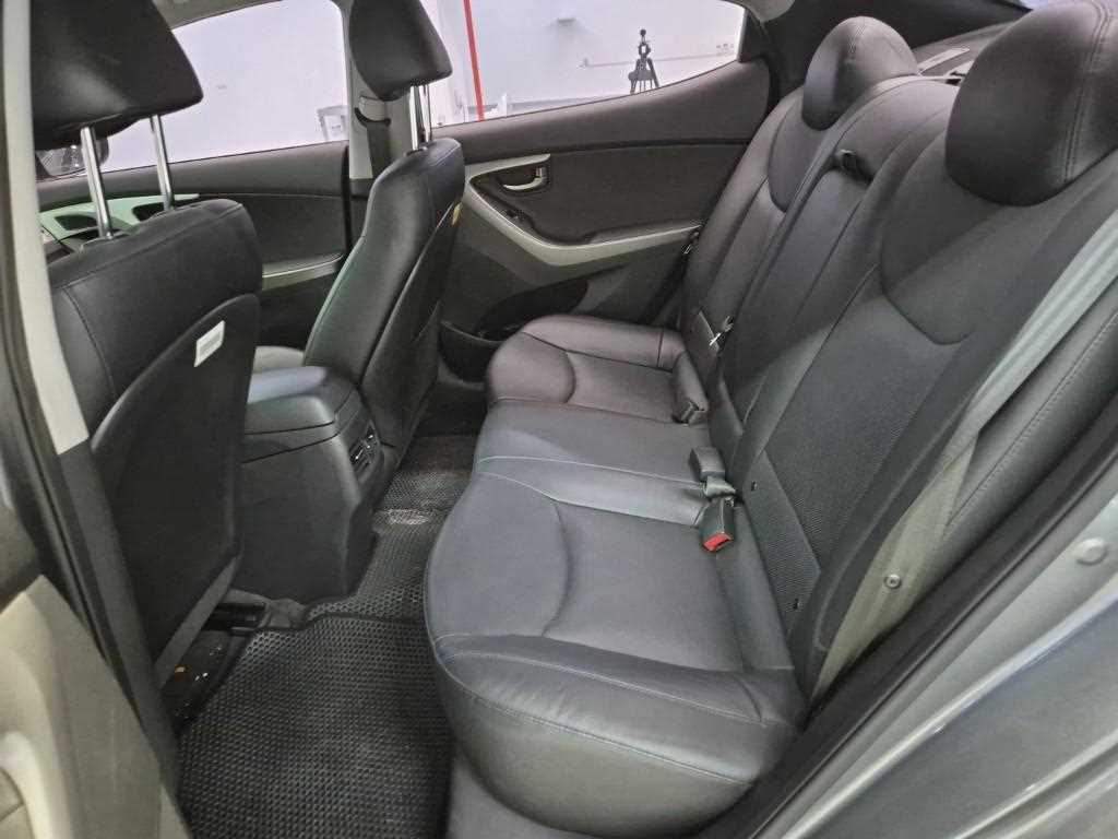 HYUNDAI Avante - Vista 12