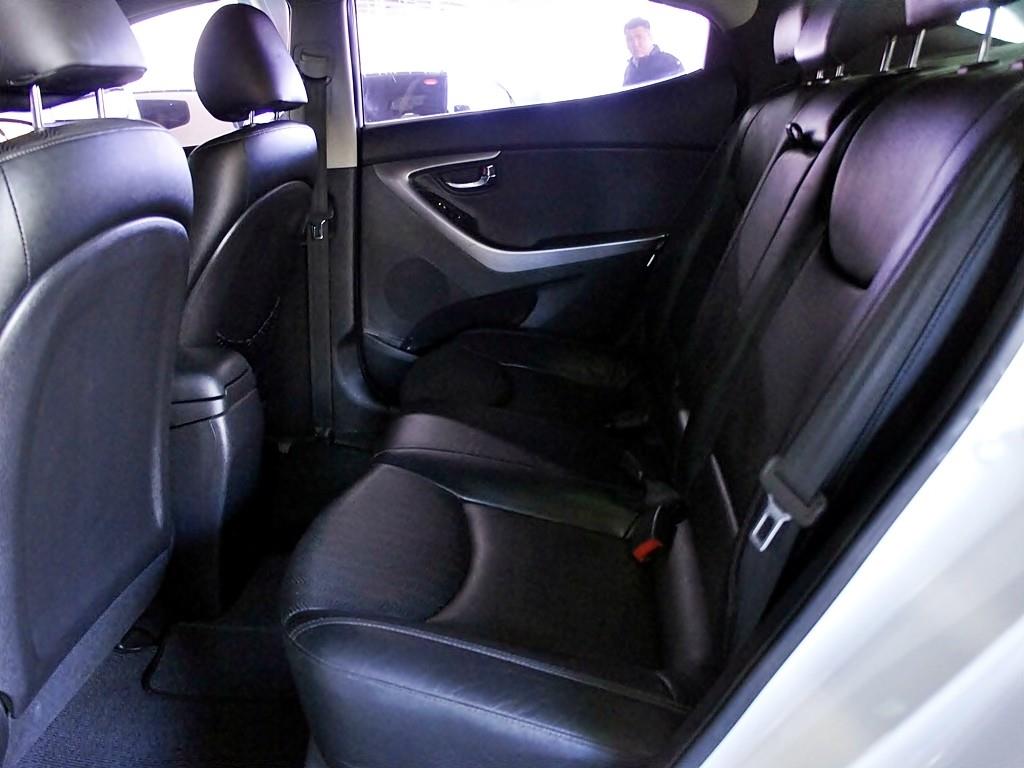 HYUNDAI Avante - Vista 11