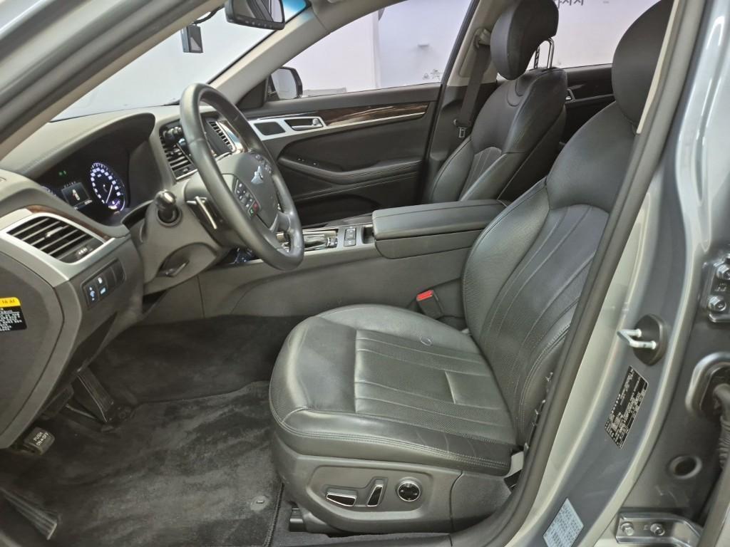 HYUNDAI Genesis - Vista 11