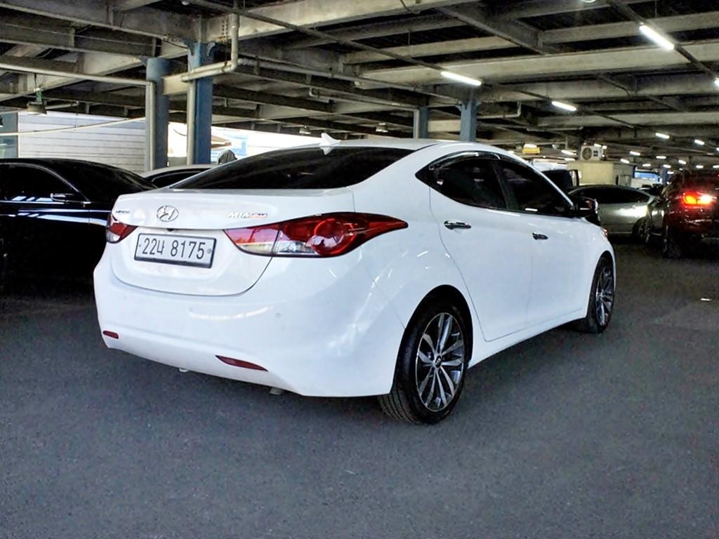 HYUNDAI Avante - Vista 7