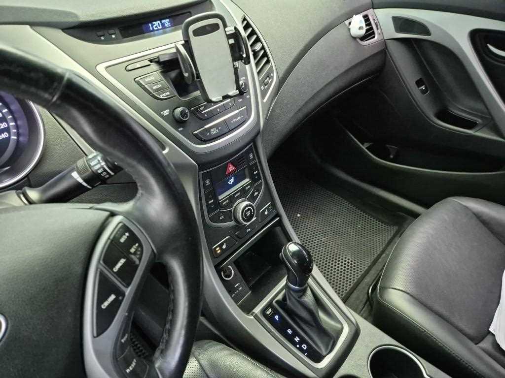 HYUNDAI Avante - Vista 10