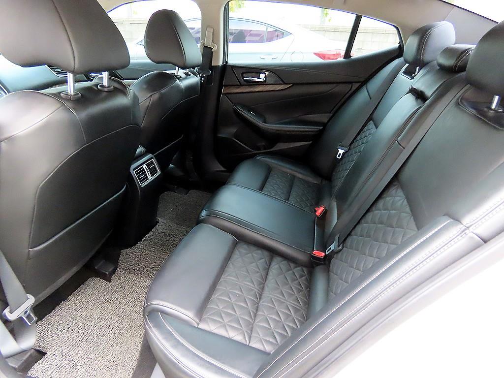 Nissan Maxima - Vista 6