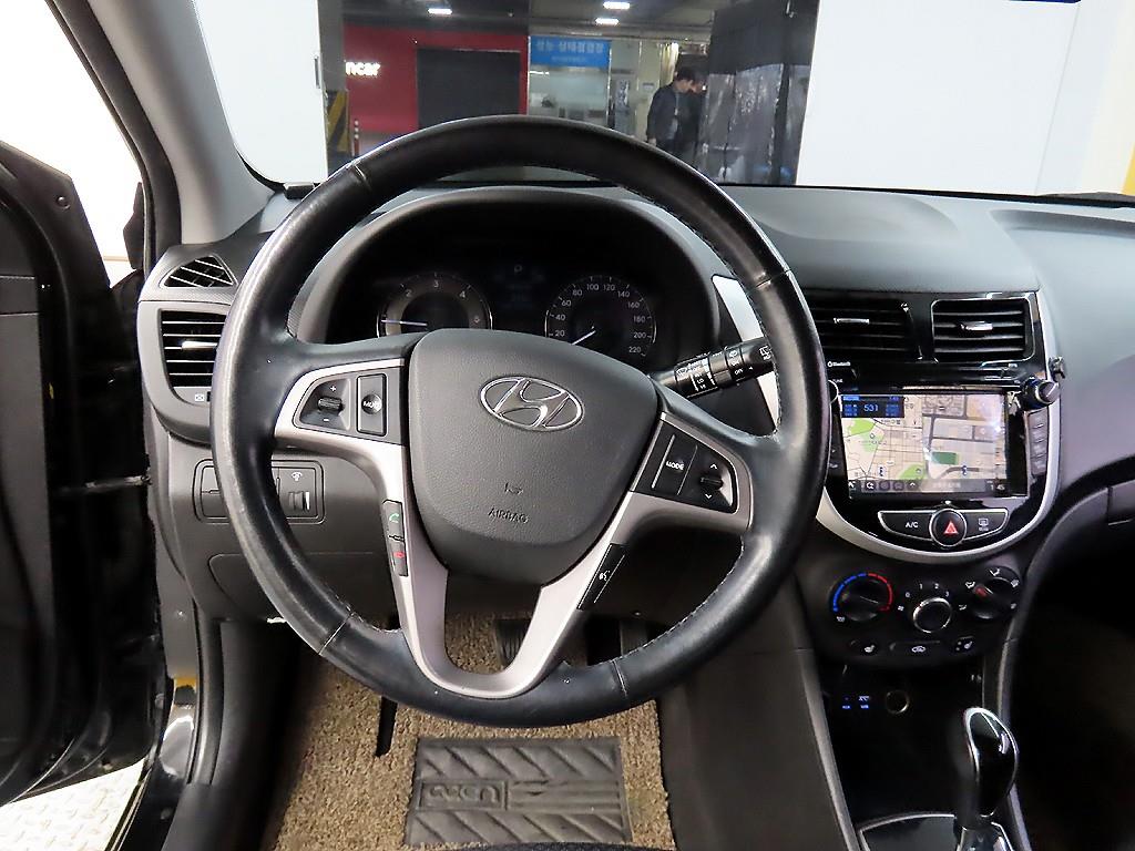 HYUNDAI Accent - Vista 9