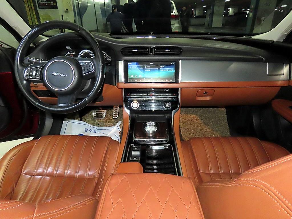 Jaguar XF - Vista 10