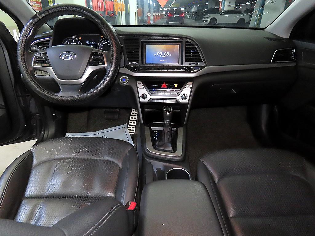 HYUNDAI Avante - Vista 10