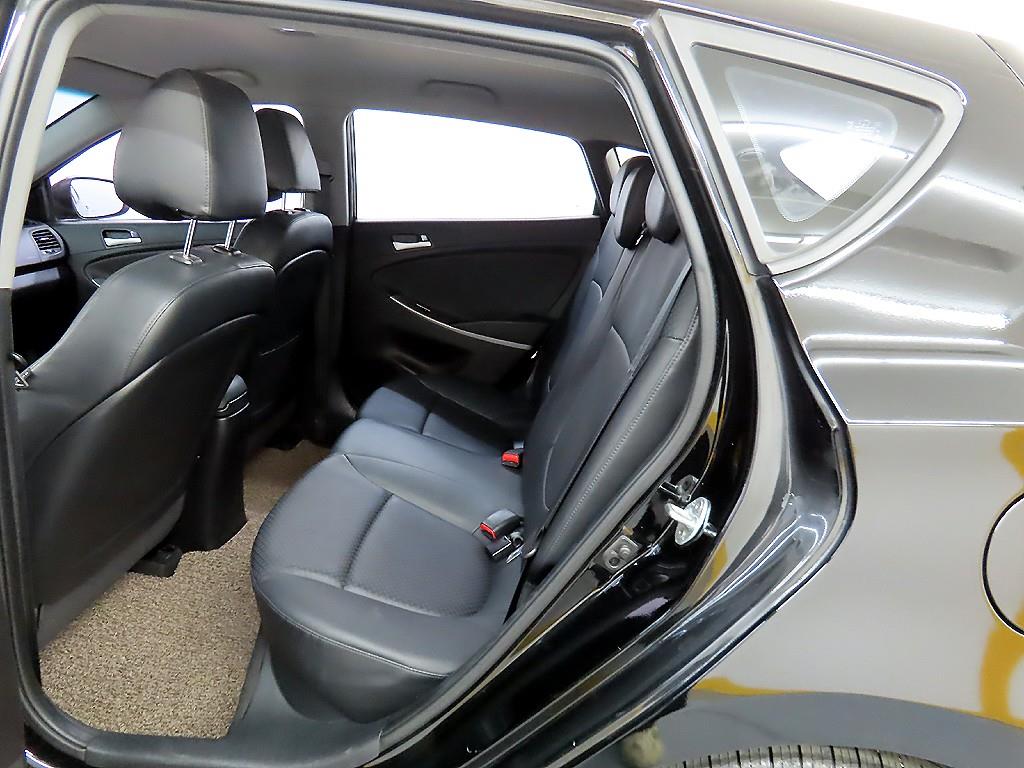 HYUNDAI Accent - Vista 6