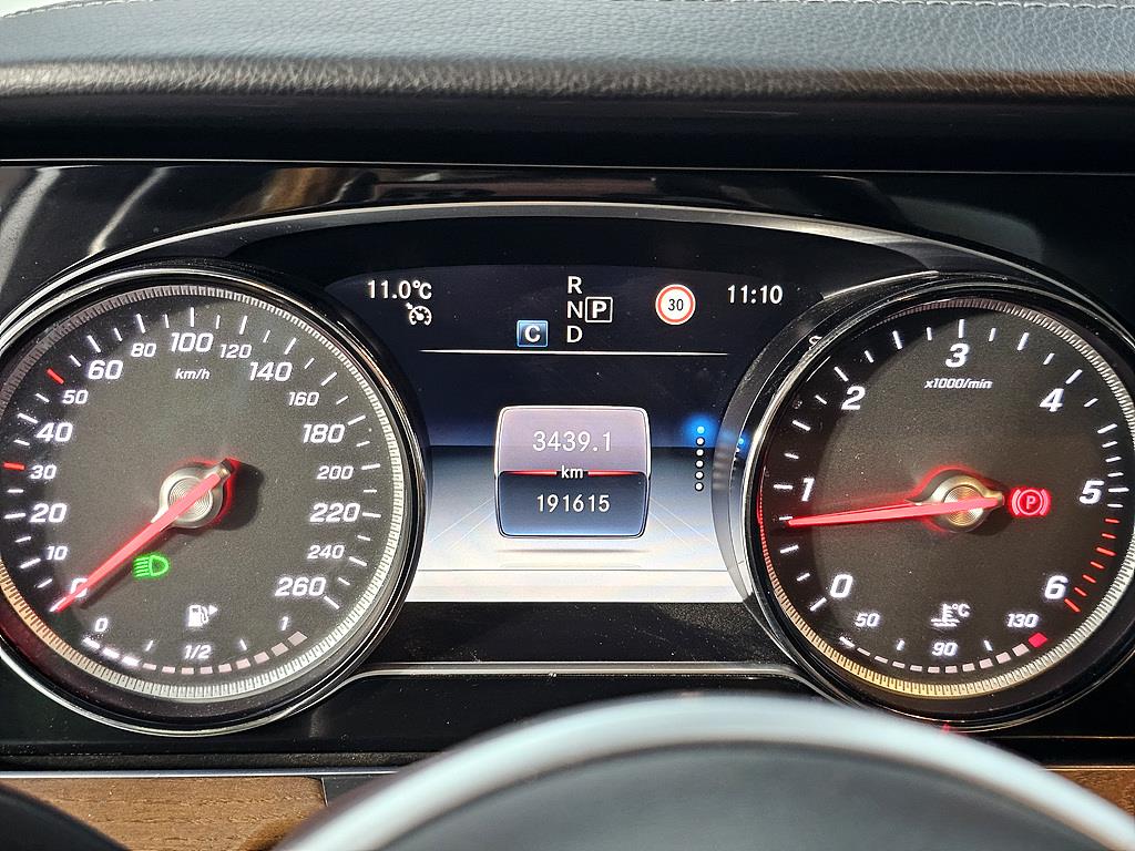 Mercedes Benz E class - Vista 7