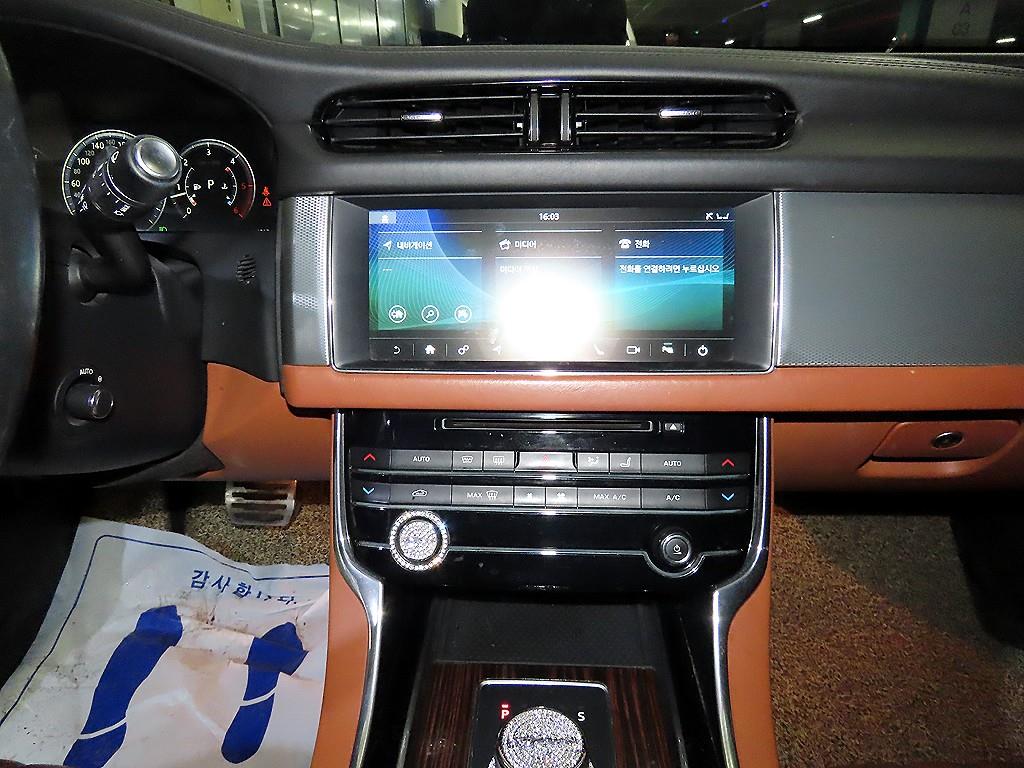 Jaguar XF - Vista 11