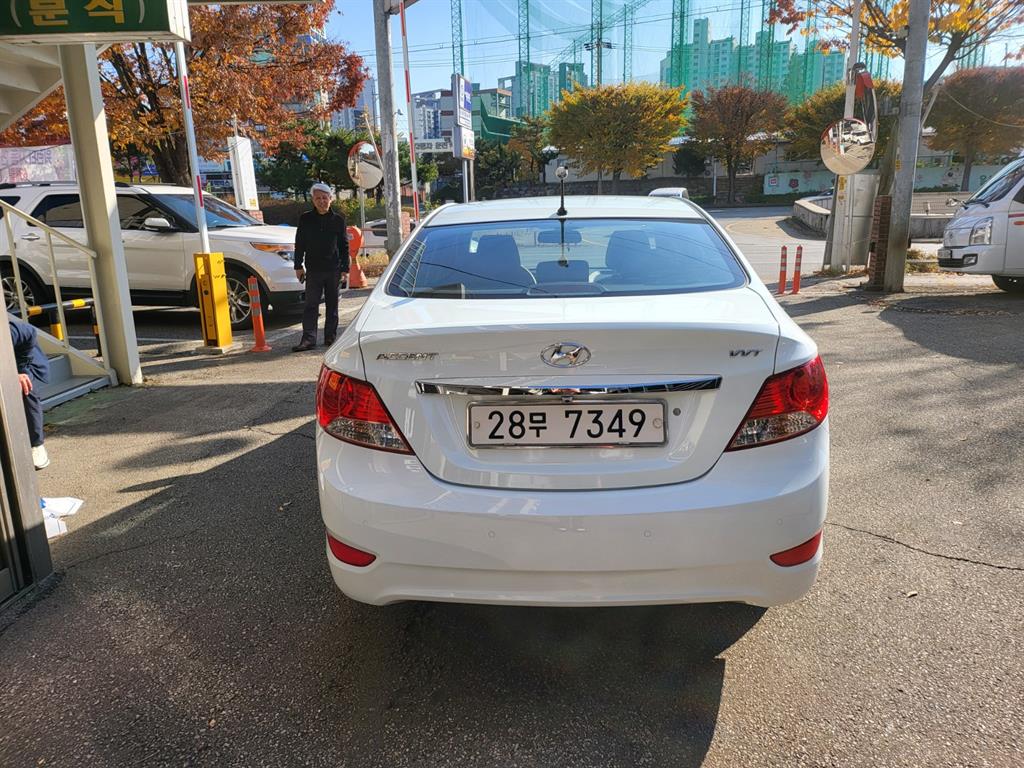 HYUNDAI Accent - Vista 5