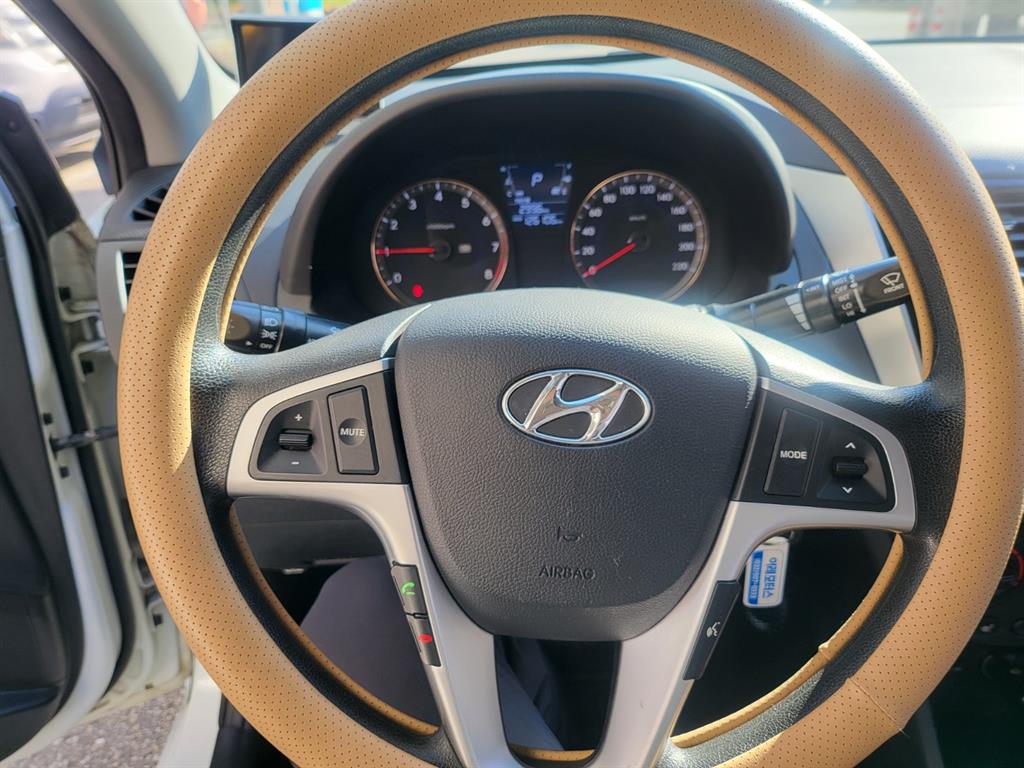 HYUNDAI Accent - Vista 12