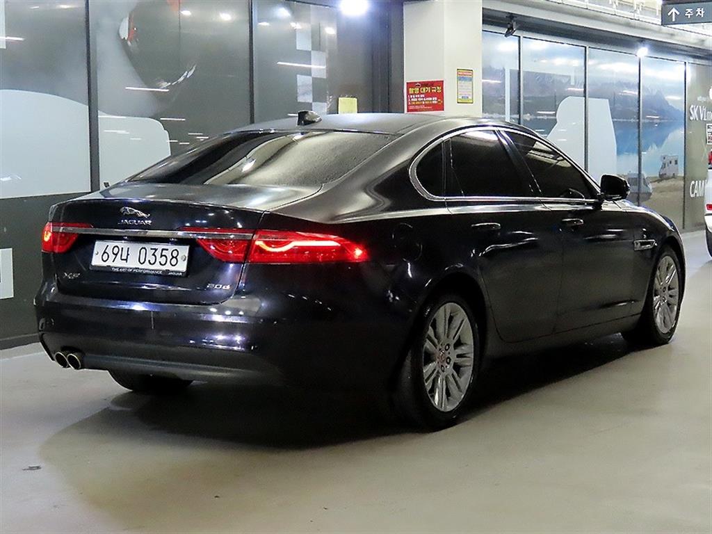 Jaguar XF - Vista 4