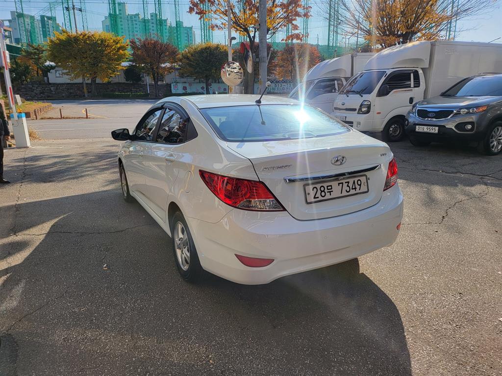 HYUNDAI Accent - Vista 4