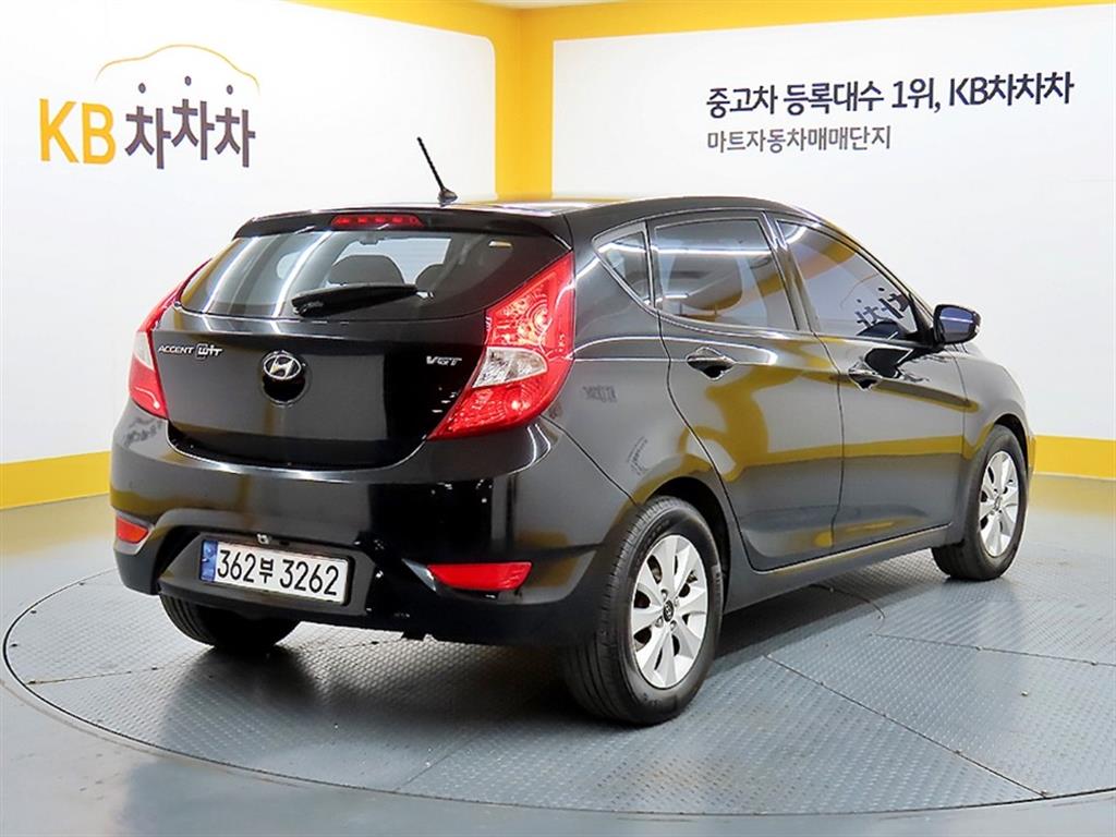 HYUNDAI Accent - Vista 4