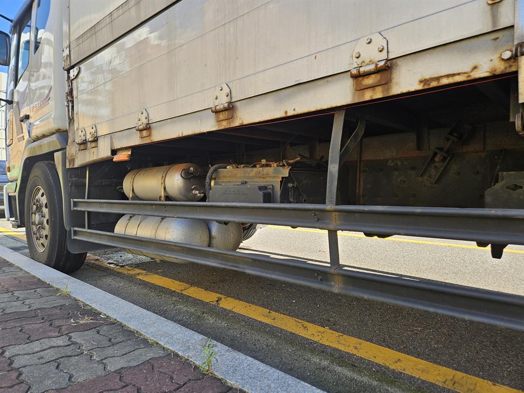 medium and large cargo truck - Vista 9