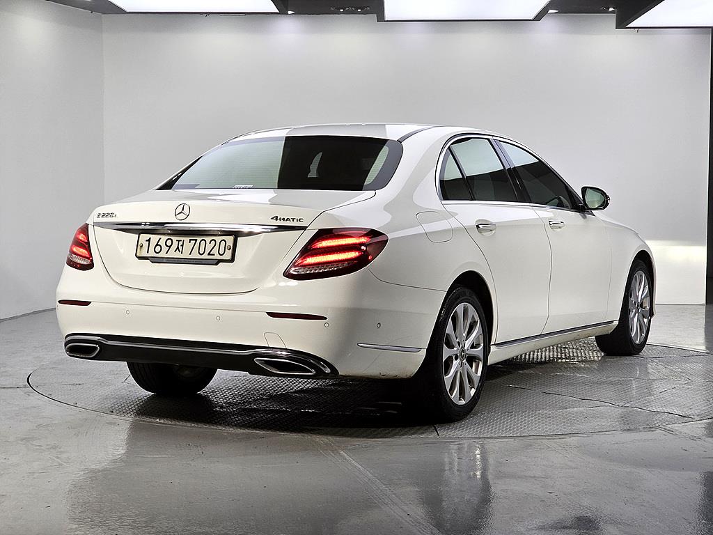 Mercedes Benz E class - Vista 4