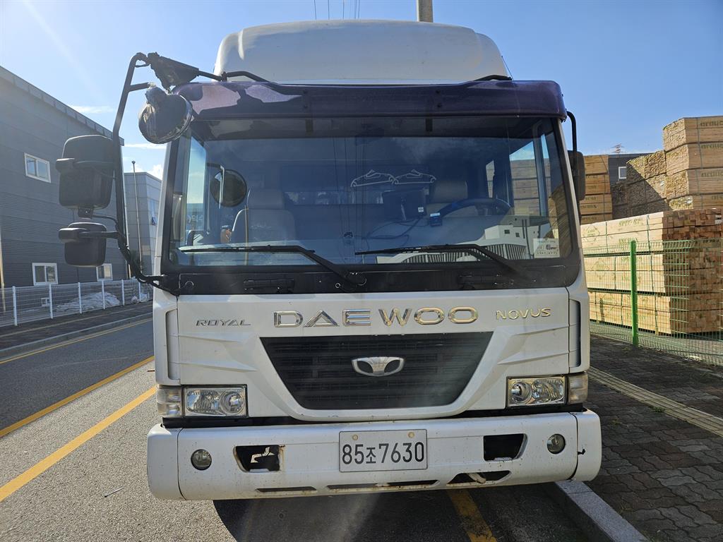 medium and large cargo truck - Vista 2