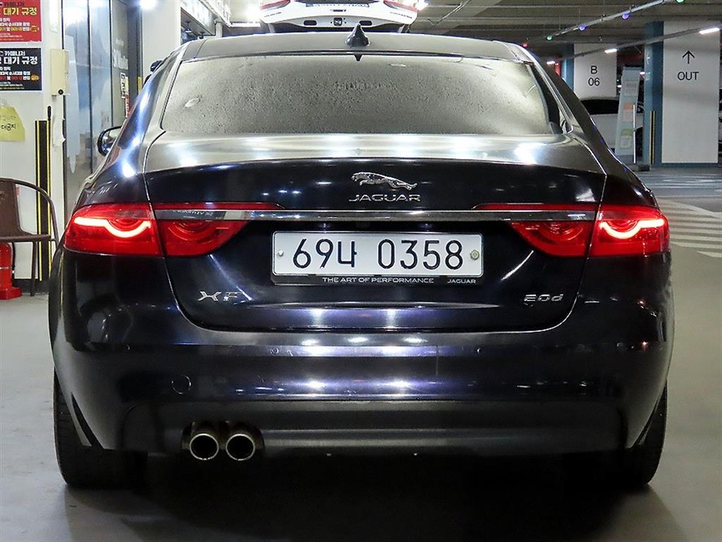 Jaguar XF - Vista 5