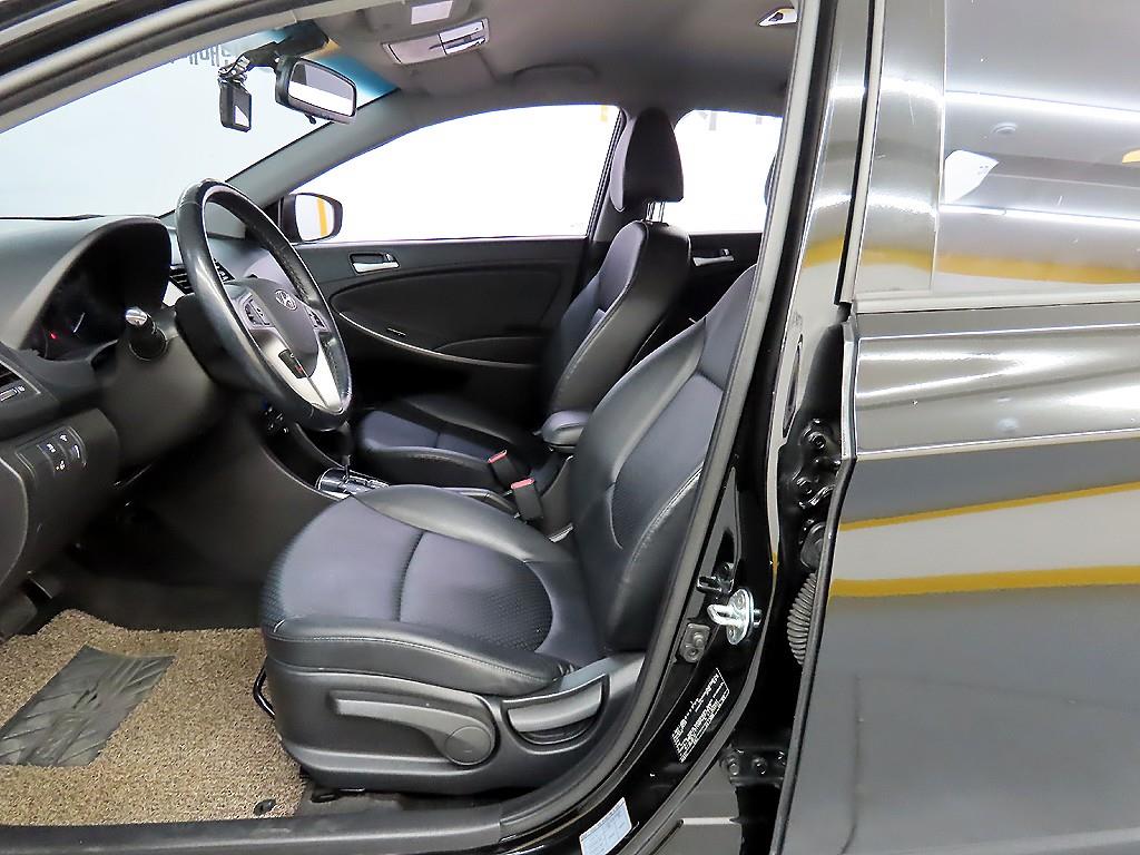 HYUNDAI Accent - Vista 5