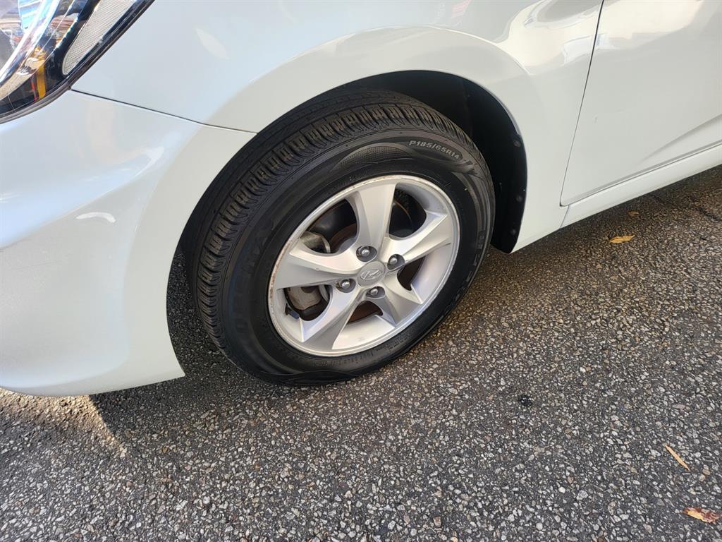 HYUNDAI Accent - Vista 6