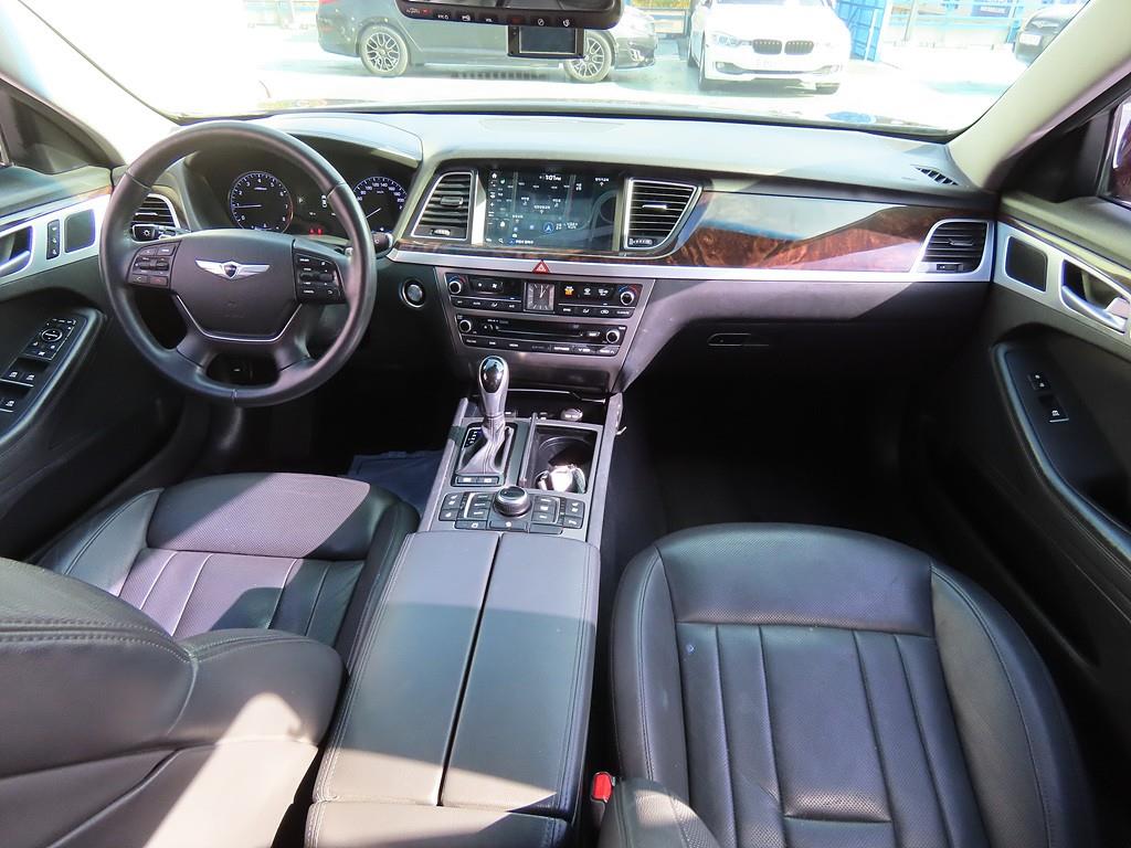 HYUNDAI Genesis - Vista 5