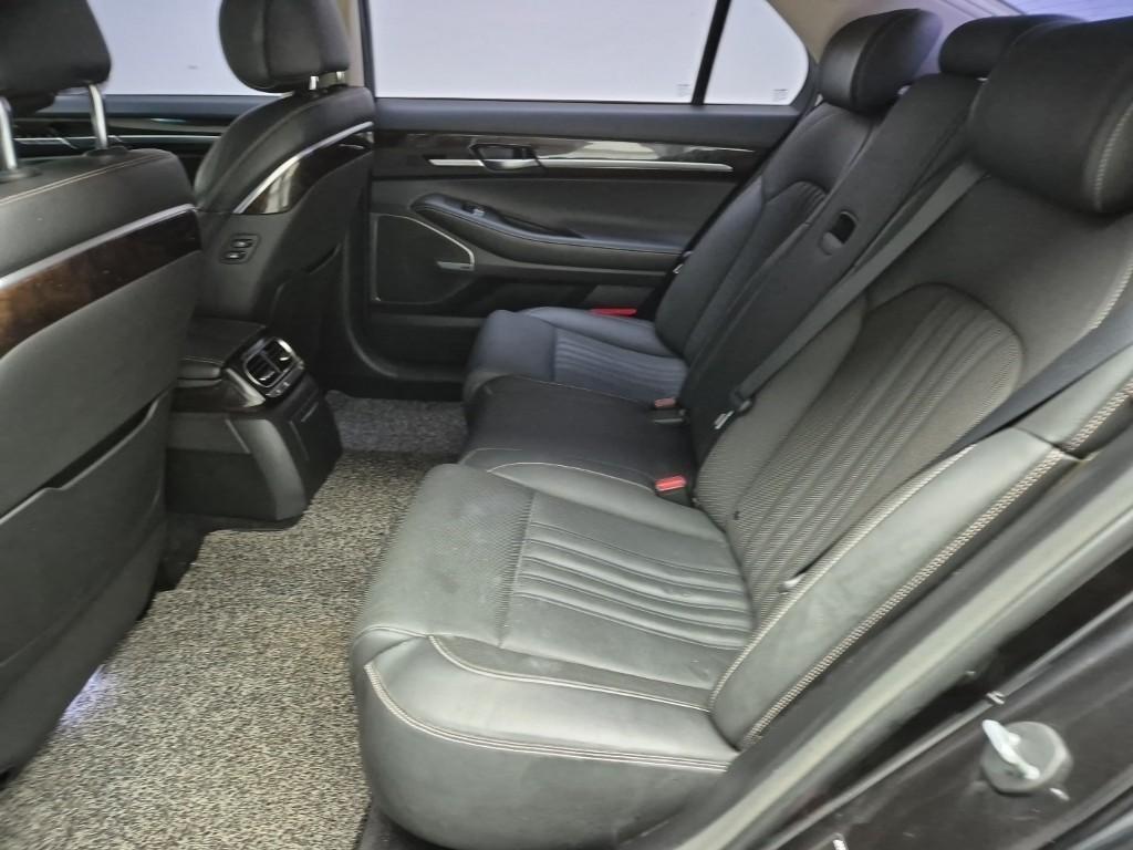 Genesis G90 - Vista 12