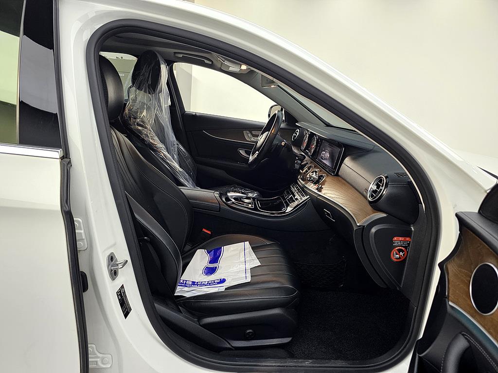 Mercedes Benz E class - Vista 11