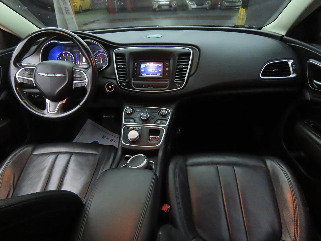 Chrysler 200 - Vista 5