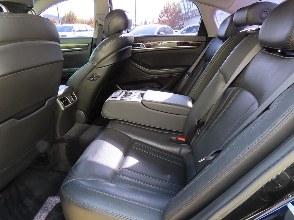 HYUNDAI Genesis - Vista 6