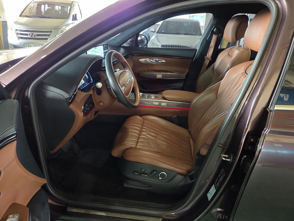 Genesis GV70 - Vista 6