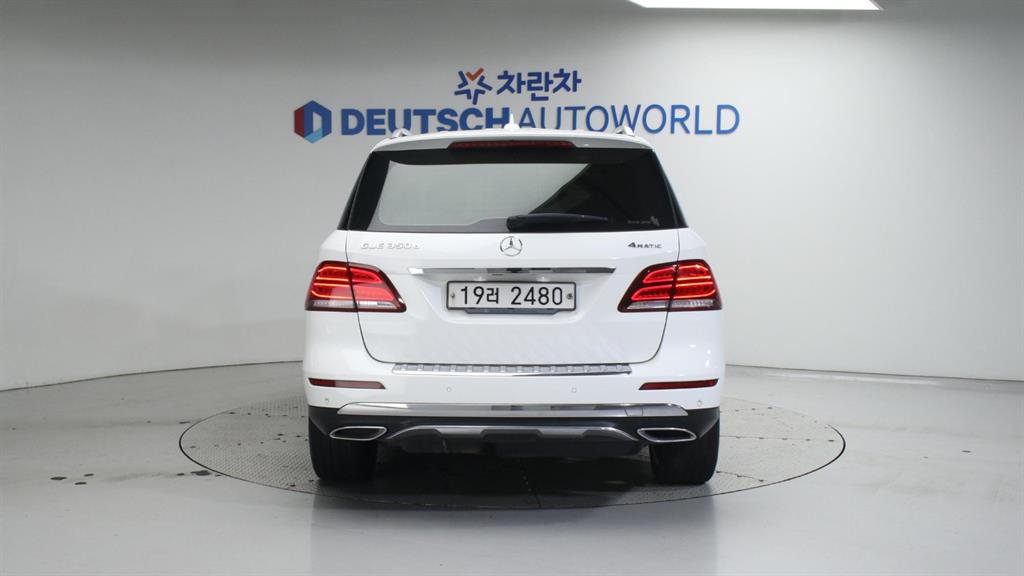 Mercedes Benz GLE Class - Vista 4