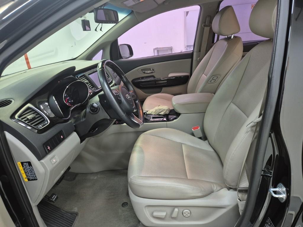 KIA Carnival - Vista 11