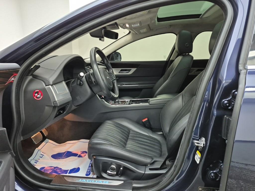 Jaguar XF - Vista 11