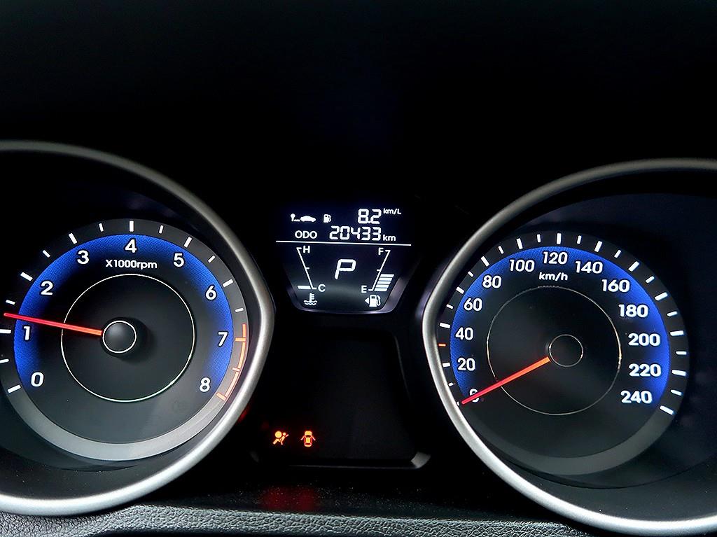 HYUNDAI Avante - Vista 11