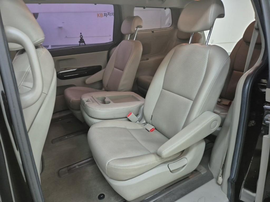 KIA Carnival - Vista 12