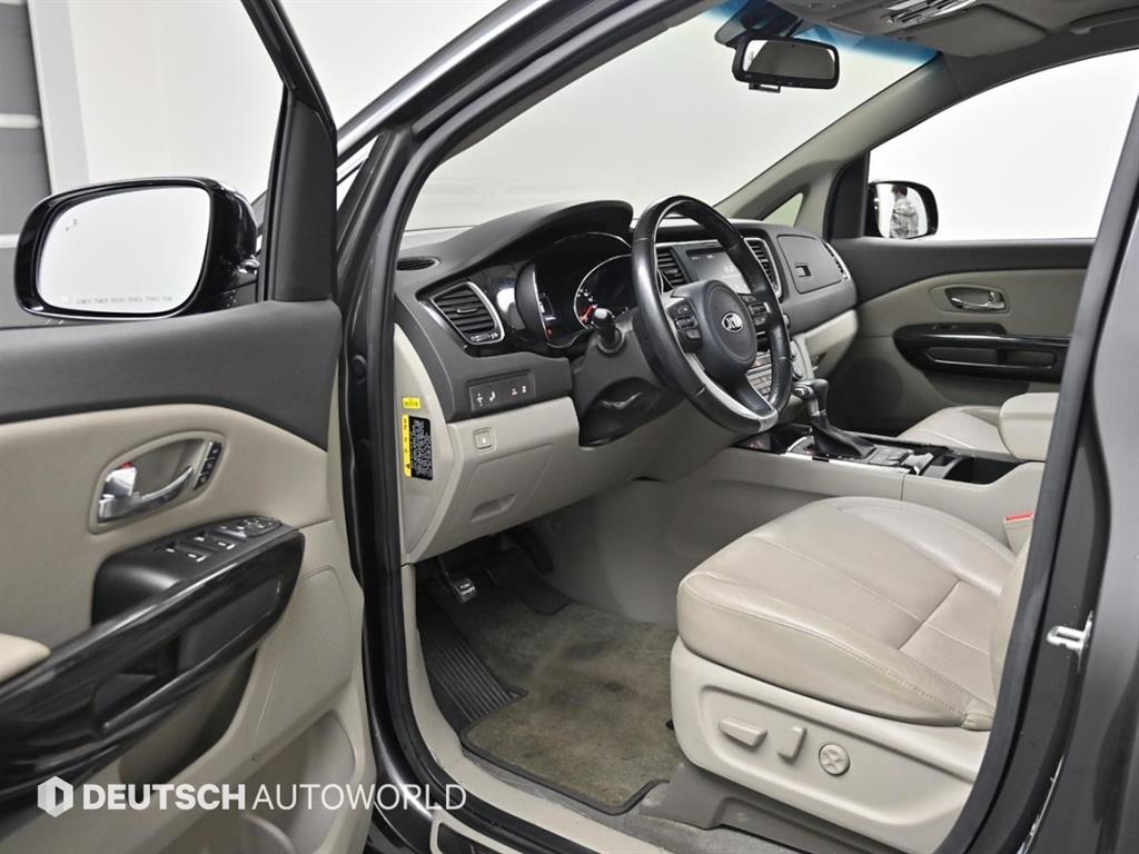 KIA Carnival - Vista 11