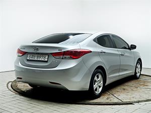 HYUNDAI Avante - Vista 8