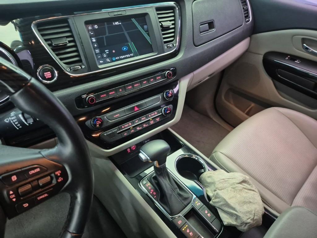 KIA Carnival - Vista 10