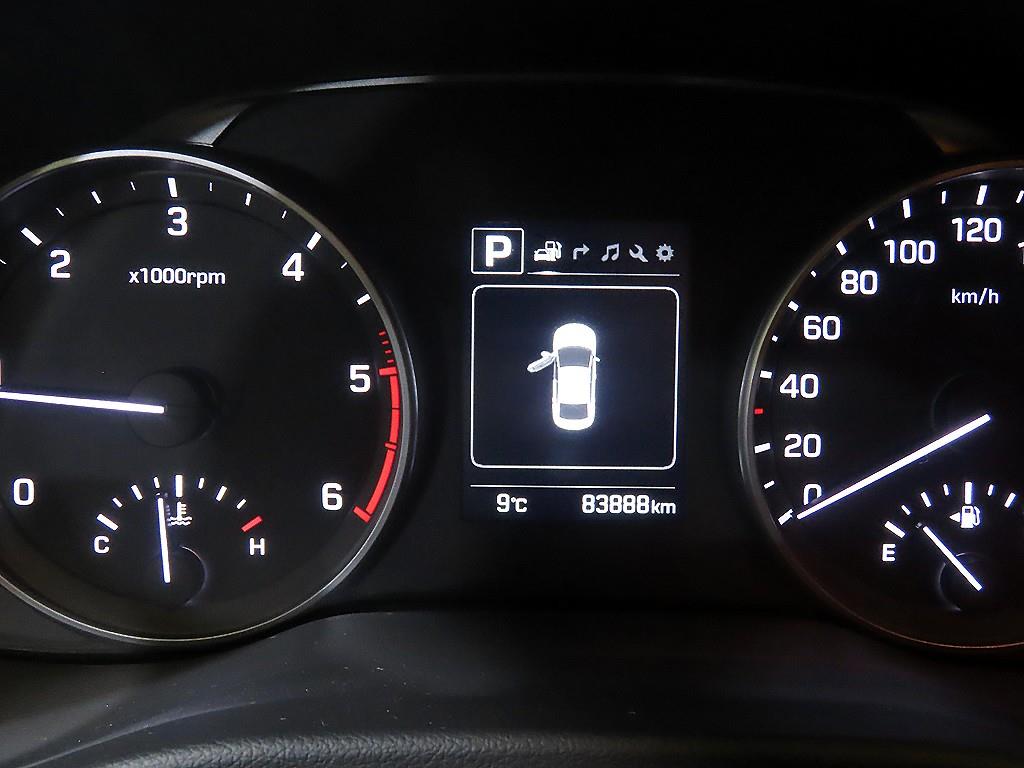 HYUNDAI Avante - Vista 9