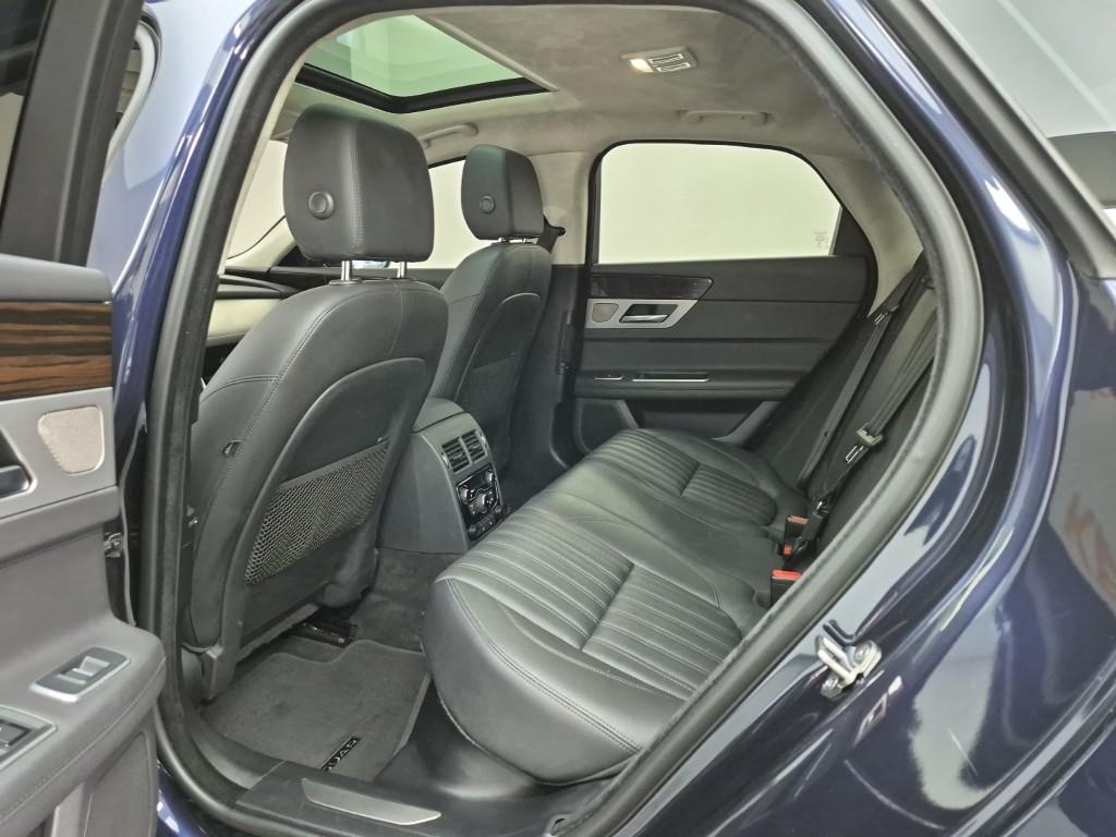 Jaguar XF - Vista 12