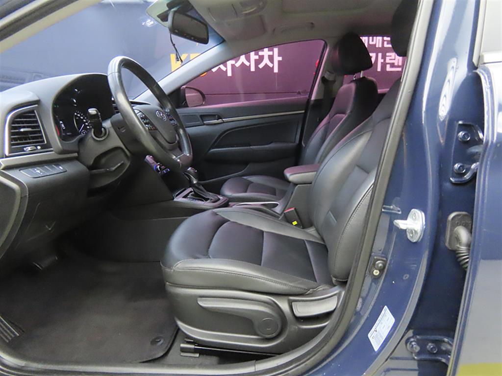 HYUNDAI Avante - Vista 5