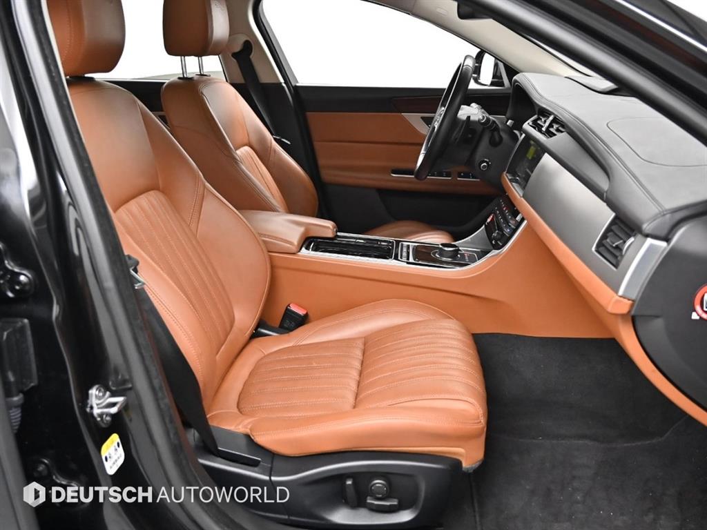 Jaguar XF - Vista 10
