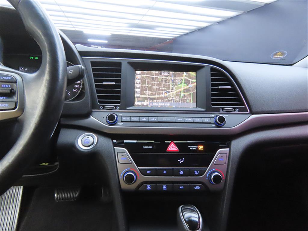 HYUNDAI Avante - Vista 12