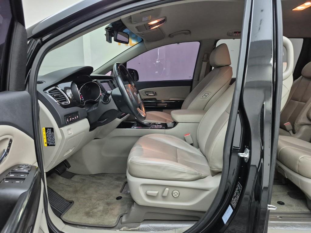 KIA Carnival - Vista 11