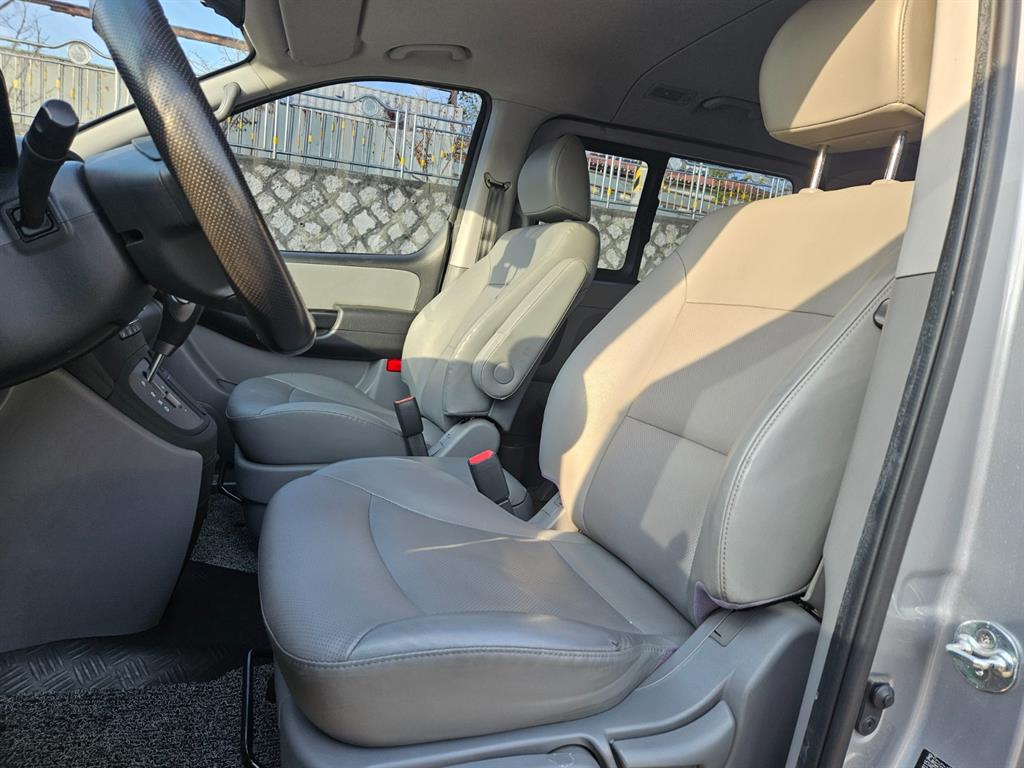 HYUNDAI Starex - Vista 10