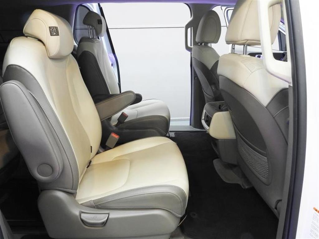 KIA Carnival - Vista 11