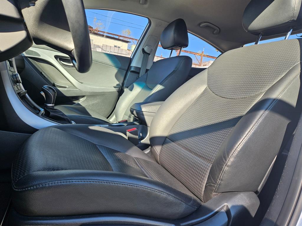 HYUNDAI Avante - Vista 10